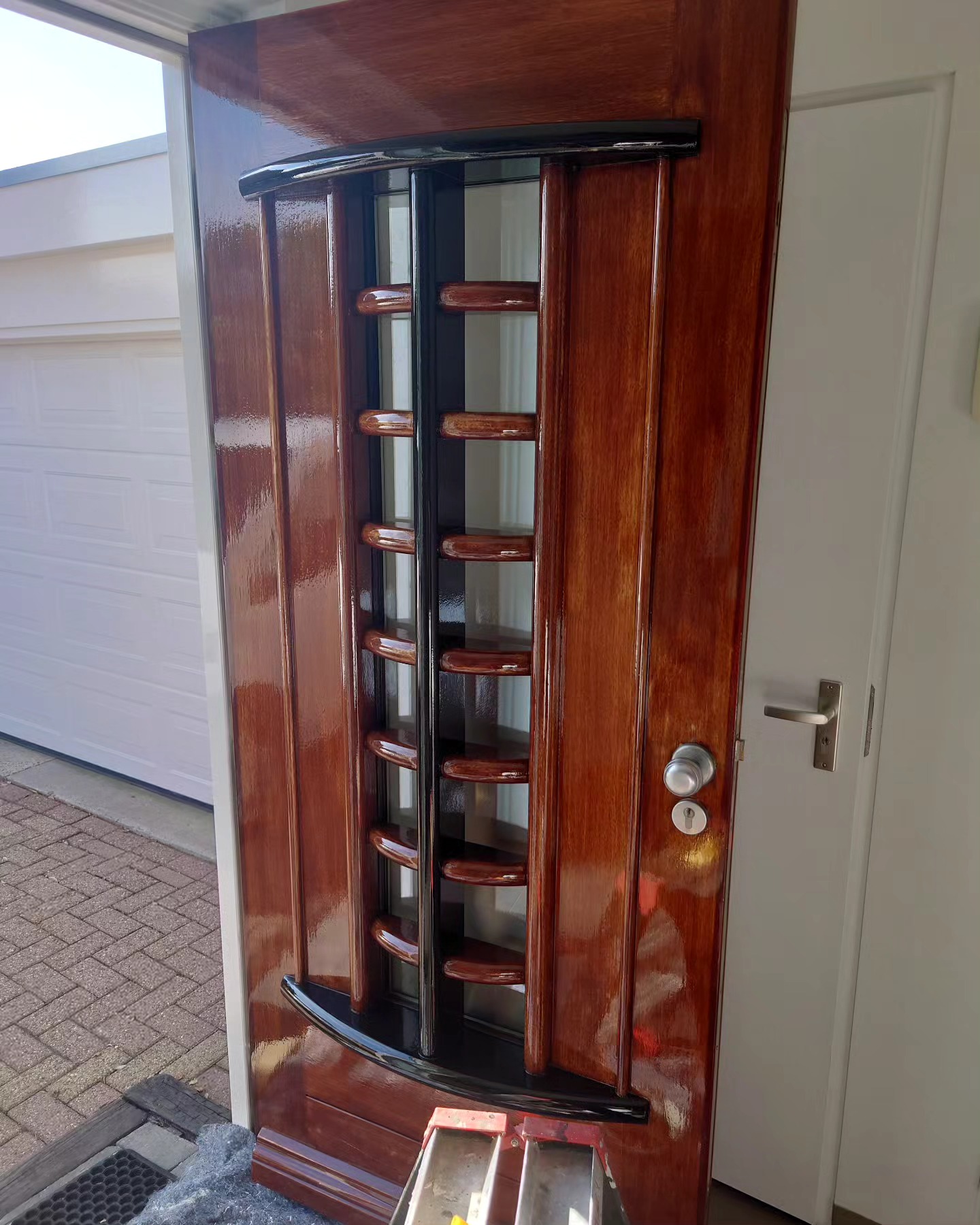 Hoogglans gelakte houten voordeur, binnenzijde
